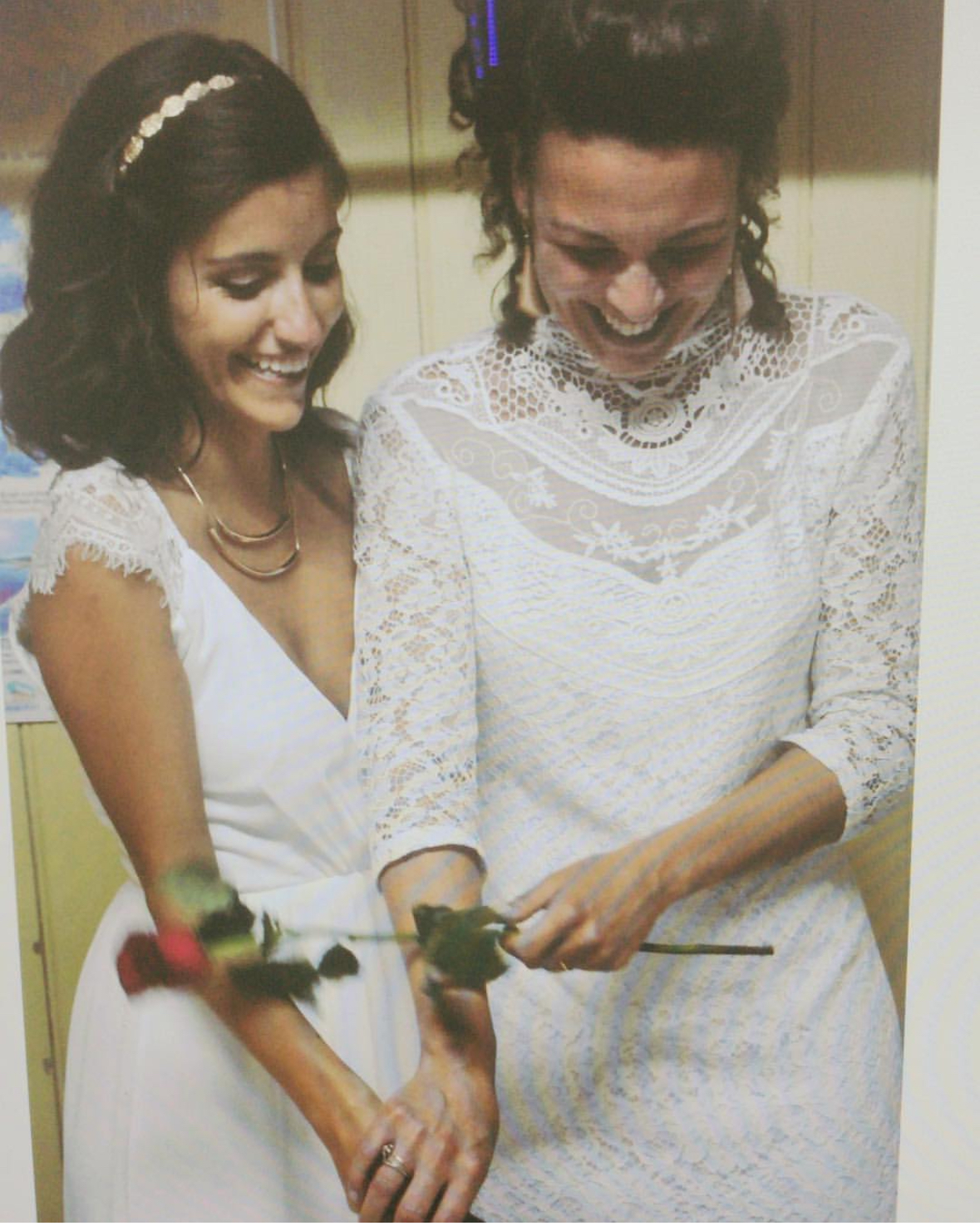 Isotta and Andrea cutting the cake at their wedding